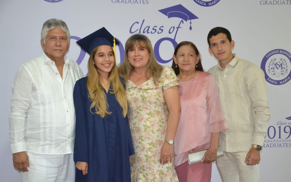 Graduandos junto a familiares y amigos.