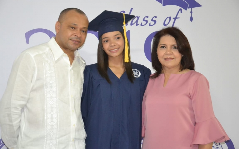 Graduandos junto a familiares y amigos.