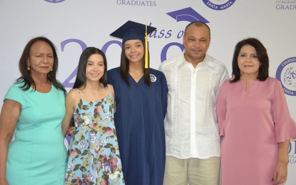 Graduandos junto a familiares y amigos.