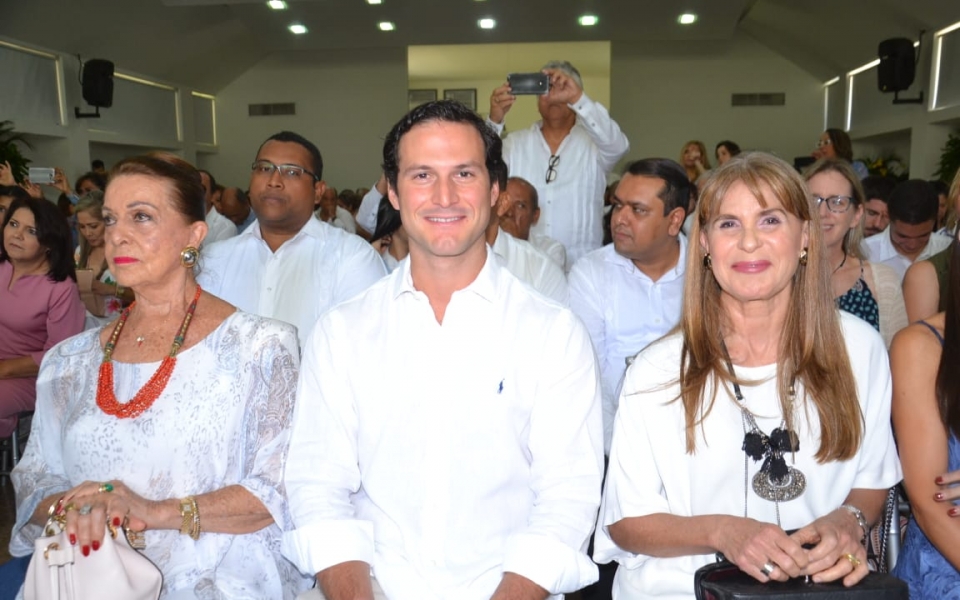 Graduandos junto a familiares y amigos.