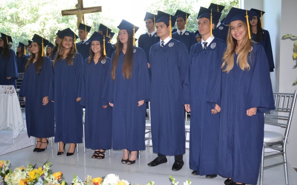 Graduandos junto a familiares y amigos.