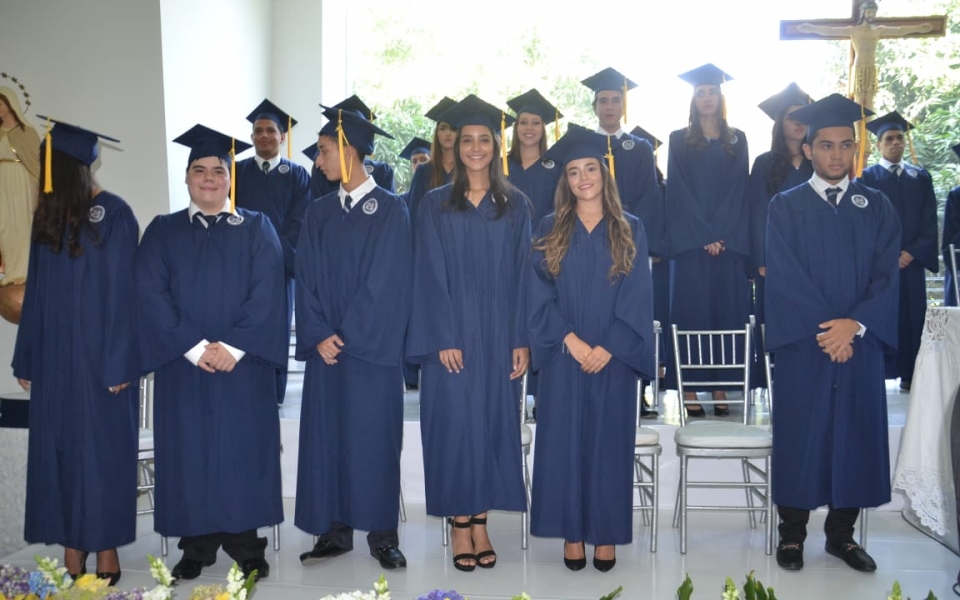 Graduandos junto a familiares y amigos.