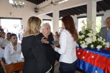 La gobernadora Rosa Cotes entregó el homenaje a Sofía Díaz Granados, viuda de Saade.