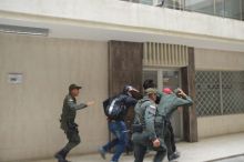 Fuertemente escoltado llegó Gilberto Luna a las instalaciones del edificio Galaxia de Santa Marta.