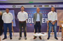 Momentos cuando los candidatos junto al moderador del 'Gran Debate' entonaban los himnos, 