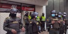 Autoridades custodiando Credi JR, uno de los almacenes vandalizados.