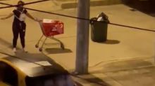 Momento en que la mujer buscaba un taxi con la mercancía hurtada.