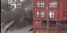 La fuerte avalancha de barro se deslizó por las calles de la ciudad, llevando consigo cientos de escombros. 